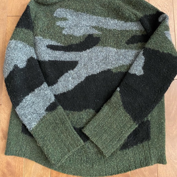 Turtle neck camo sweater - Picture 2 of 5